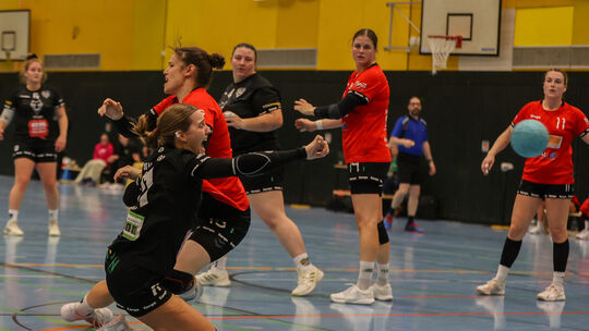 Das Hinspiel in der heimischen Kyrau-Halle hatten Gina Dörr (schwarzes Trikot) und ihre HSG Nahe-Glan mit einem Tor gewonnen. In