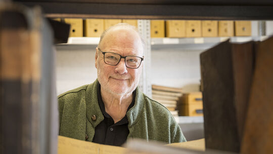 Bad Marienbergs Stadtarchivar Manfred Gross hat in alten Dokumenten nach Hinweisen auf die Geschichte des ehemaligen Volkshauses