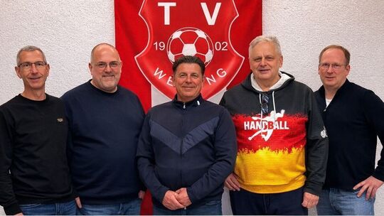 Hansi Schmidt (Mitte) wird ab der kommenden Saison die Oberliga-Handballer des TV Wellig trainieren.