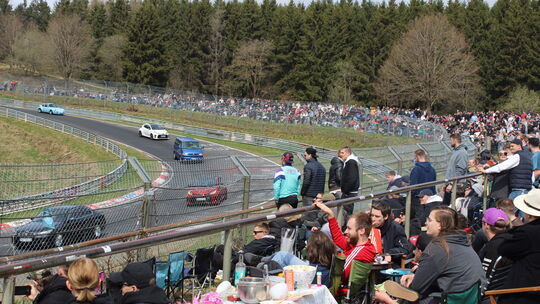 Die „Touristenfahrten“ auf der Nordschleife wie hier am „Brünnchen“ beim "Carfriday" 2022 sind Kulisse für die große Party rund