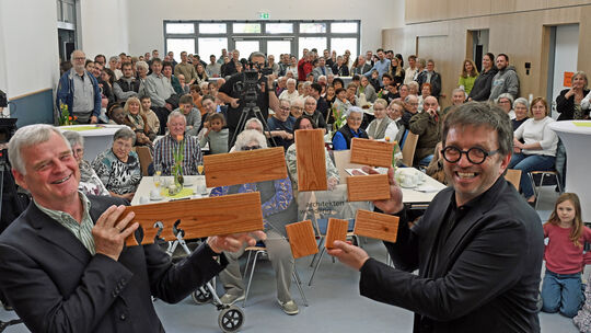 Architekt Mathias Wendling (rechts) übergab Bürgermeister Marcus Kirchhoff einen symbolischen Schlüssel, der den Grundriss des n