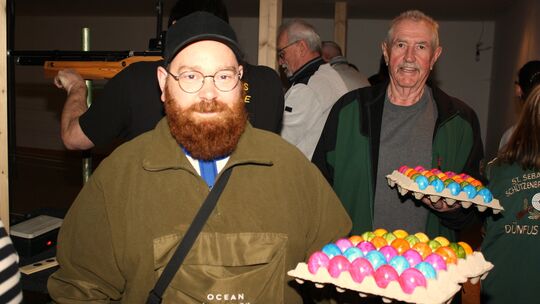 Beim traditionellen Ostereierschießen der Dünfuser St. Sebastianus Schützenbruderschaft gingen palettenweise gefärbte Hühnerprod