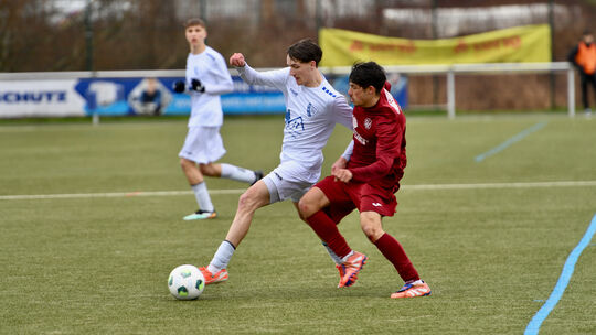 Kevin Kirillov (in Weiß) brachte die Wirgeser A-Junioren gegen Ludwigshafen (in Rot) in Front. Am Ende stand eine 2:5-Niederlage