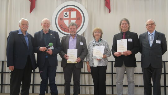 Ehrennadeln des Sportbundes Rheinland erhielten verdiente Vereinsmitglieder. Gold für Helmut Johann, Silber für Marianne Johann
