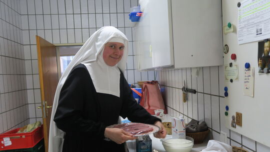 In der Küche bereiten die Schwestern die Mahlzeiten für die Gäste und für sich selbst zu.