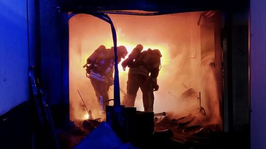 Beim Eintreffen der Feuerwehr stand die Garage bereits im Vollbrand.