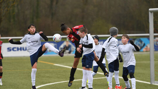 Der TuS KK (hier wird vielbeinig das eigene Gehäuse verteidigt) zog sich beim jüngeren Jahrgang der Eisbachtaler viel besser aus Der TuS KK (hier wird vielbeinig das eigene Gehäuse verteidigt) zog sich beim jüngeren Jahrgang der Eisbachtaler viel besser aus
