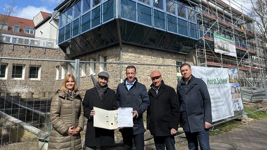 93 Wohnungen entstehen im Brückes. Das freut besonders: Eva Schenk (von links), Michael Schenk, OB Emanuel Letz, Horst Schenk un