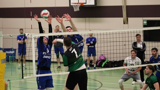 Der TV Feldkirchen (in Blau) verlor zum Saisonabschluss mit 0:3 gegen den TV Wiesbach. Der TV Feldkirchen (in Blau) verlor zum Saisonabschluss mit 0:3 gegen den TV Wiesbach.