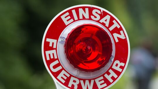 Zwei Menschen sind am Freitagabend bei einem Verkehrsunfall auf der Landesstraße 288 bei Westerburg ums Leben gekommen. Im Einsa