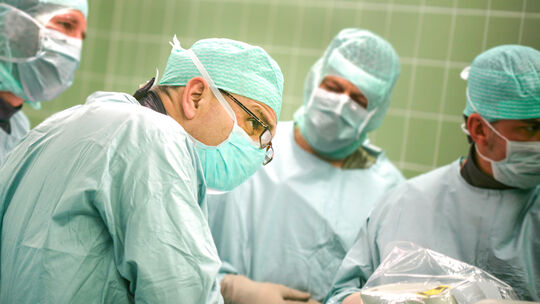 Oberstarzt Erwin Kollig im OP. Zum 31. März verlässt er das BwZK Koblenz und geht in Ruhestand.
