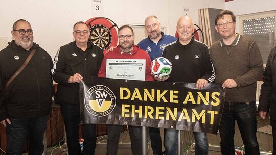 Großer Bahnhof in Meddersheim: Bei der Vereinsehrung der Club-100-Aktion freuen sich (von links) Staffelleiter Udo Marx, SWFV-Vi