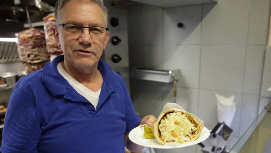 Der alte Eigentümer und Erfinder des Handys, José de la Torre, präsentiert das Kultgericht im Akropolis in der Koblenzer Südsta