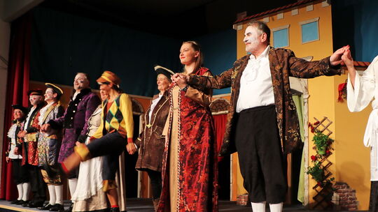 Die Theatergruppe „Jedermann“ feiert in diesem Jahr ihr 25-jähriges Vereinsbestehen. Das Foto zeigt die Darsteller beim jüngsten