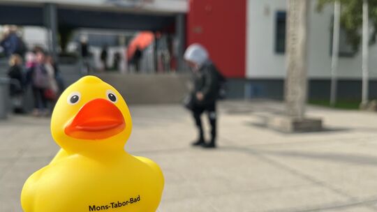 Das alte Mons-Tabor-Bad in Montabaur soll in Betrieb bleiben bis der Neubau in unmittelbarer Nachbarschaft fertig ist.