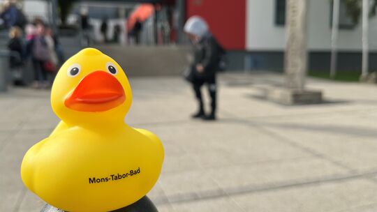 Das alte Mons-Tabor-Bad in Montabaur soll in Betrieb bleiben bis der Neubau in unmittelbarer Nachbarschaft fertig ist.