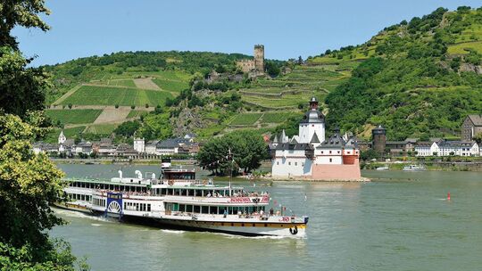Die "Goethe" vor der Pfalzgrafenstein bei Kaub: Der 1913 in Dienst gestellte Schaufelraddampfer ist eines der Aushängeschilder d
