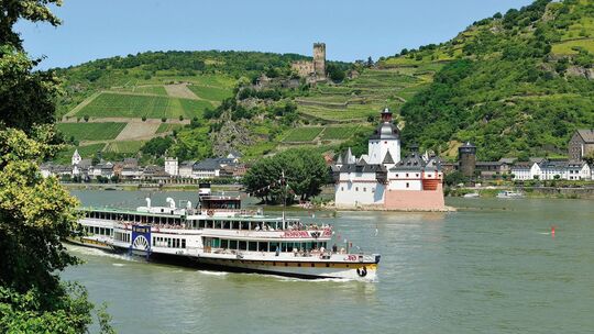 Die "Goethe" vor der Pfalzgrafenstein bei Kaub: Der 1913 in Dienst gestellte Schaufelraddampfer ist eines der Aushängeschilder d