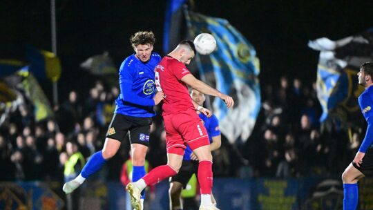 Mit dem Fans im Rücken zum Auswärtssieg im Rheinlandpokal bei einem Rheinlandligisten: Was für Oberligist TuS Koblenz (links mit