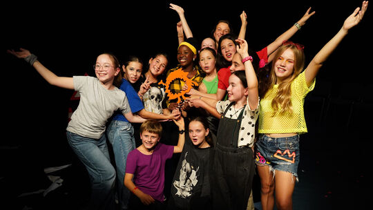 Diese Aufnahme entstand beim Deutschen Kindertheaterfest 2024 in Nürnberg. Der Theaterkurs 1 widmete sich hier dem Stück "Bauste