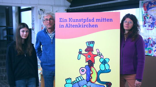 Ein Kunstpfad mitten in Altenkirchen: Die beiden Jugendkunstschulleiter Tanja Corbach und Axel Weigend sowie Praktikantin Emily