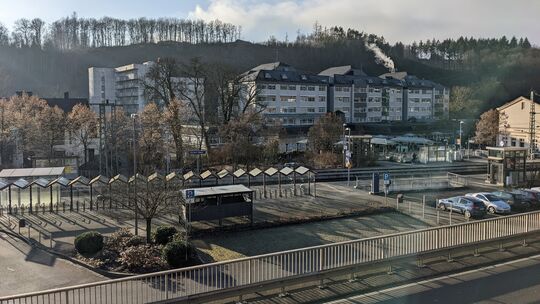 Im Dezemeber 2024 sollen sich laut Anklage dramatische Szenen vor dem Kirchener Krankenhaus abgespielt haben. Das Mitglied einer