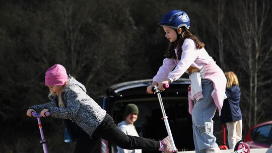 Diese jungen Rollerfahrerinnen hatten ihren Spaß auf der Skaterbahn.