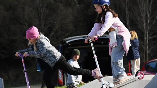 Diese jungen Rollerfahrerinnen hatten ihren Spaß auf der Skaterbahn.