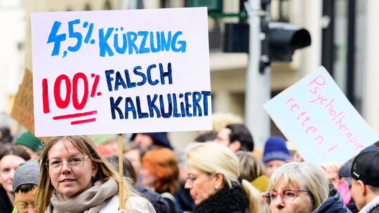 Ab dem 1. April sollen Psychotherapeuten weniger Geld bekomen. Die Krankenkassen kürzen die Honorare um 4,5 Prozent. Sie müssen
