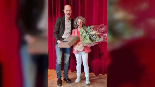 Landrat Volker Boch bedankte sich bei Stadtbürgermeisterin Bernadette Jourdant mit einem riesigen Blumenstrauß und Weinpräsent f