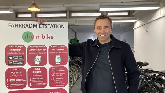 Christian Firnkes verleiht in seinem Laden in der Nähe des Koblenzer Hauptbahnhofs Räder - und nun zunehmend auch von unterwegs.