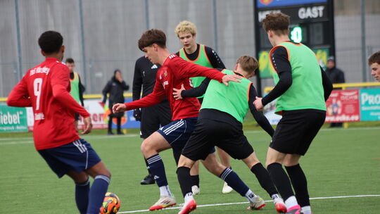 Kellerkind JFV Schieferland (in grünen Leibchen) verlangte dem Rheinlandliga-Dritten JFV Rhein-Hunsrück alles ab, musste sich ab