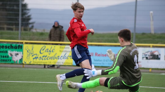 Damian Grätz überwindet Schieferlands Torwart Linus Jäckel und trifft zum zwischenzeitlichen 2:1 in der B-Jugend-Rheinlandliga f