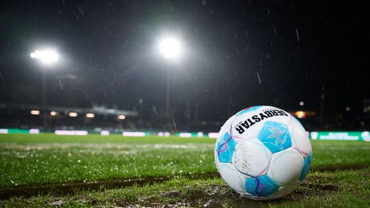 Fußball, 2. Bundesliga, Preußen Münster - 1. FC Köln, 13. Spieltag, Preußenstadion. Ein Ball liegt auf regennassem Rasen am Spie