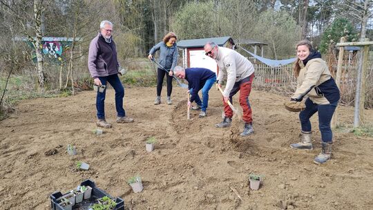 Voller Elan beim Anpflanzen auf der künftigen Blumenwiese: Friedhelm Strickler, Melanie Adamik, Hans-Josef Bracht, Dieter Piroth
