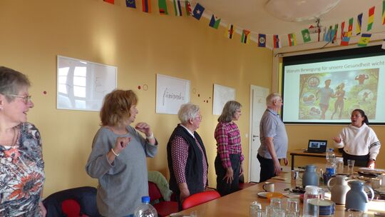 Veronica Krugel zeigte beim Generationentalk in Katzenelnbogen, wie man lange fit und gesund bleibt.