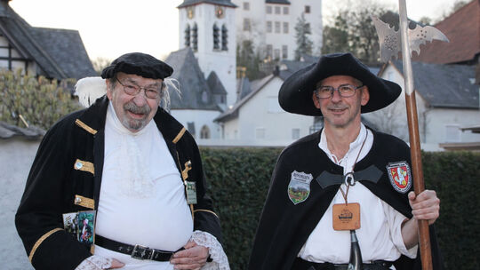 Nach mehr als 22 Jahren im Dienst wurde der Gemündener Nachtwächter Hans-Peter Lindenbaum (links) beim Treffen der Deutschen Gil
