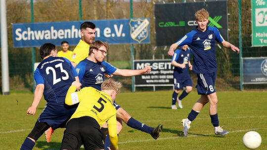 Der TuS Pfaffen-Schwabenheim (blaue Trikots) bestreitet am Gründonnerstag eine extrem wichtige Partie in Nahbollenbach.