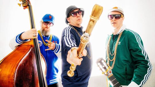 Das Trio Wildes Holz mit Markus Conrads (Kontrabass/Mandoline, von links), Tobias Reisige (Blockflöten) und Johannes Behr (Gitar