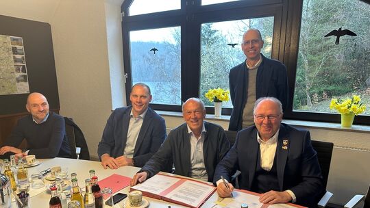 Über Wasserlieferverträge, von denen noch die Kinder und Enkelkinder profitieren, freuten sich (von links) Helfried Welsch, Matt