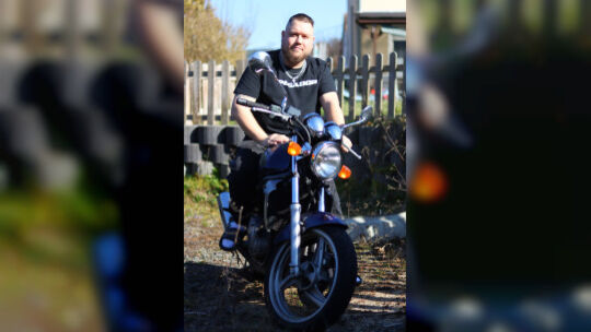 Manuel Anton (33) aus Kirn leidet unter starker Niereninsuffizienz, sein Motorrad bleibt jetzt öfter stehen als früher. Doch was