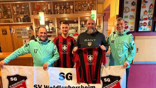 Zusammenarbeit besiegelt: Björn Strack (von links), der aktuelle Trainer André Kullmann, sein künftiger Trainerkollege Marc Förs