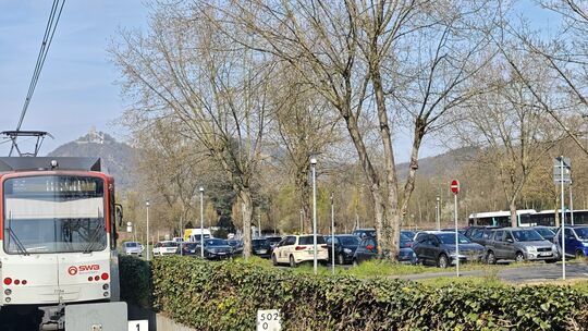 Auf dem Park-and-Ride-Parkplatz an der Straßenbahn-Endhaltestelle der Linie 66 in Bad Honnef parken viele Pendler. Bald kann die
