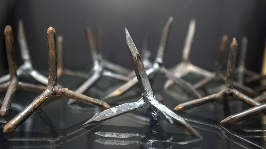 Mit sogenannten Krähenfüßen werden Autoreifen zerstochen.