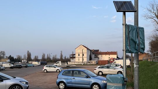 Auch wenn ein Parkautomat schon aufgestellt ist, er bleibt außer Betrieb. Denn eine Bewirtschaftung der Pfingstwiese rechnet sic