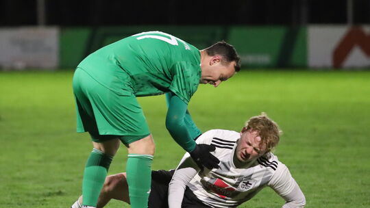 Andy Herdt, Spielertrainer der SG Ehrbachtal Ney, hilft beim 3:2-Heimsieg einem Akteur des SV Waldesch auf die Beine. Herdts Ehr
