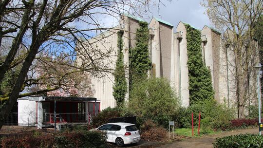 Die ehemalige Marienkirche in Linz macht einen zunehmend verwahrlosten Eindruck. Der Zugang ist durch Bauzäune verwehrt.