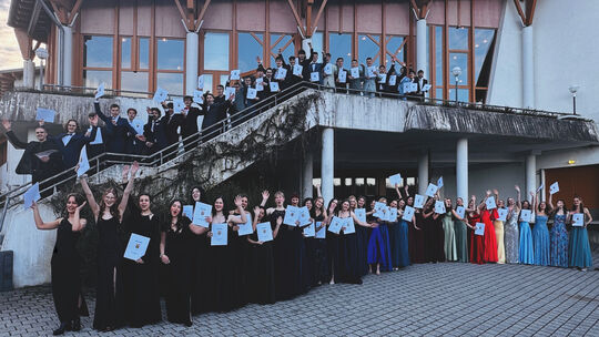 Mit dem einen oder anderen Tränchen des Glücks und auch der Wehmut verabschiedeten sich 61 Absolventen vom Geschwister-Scholl-Gy