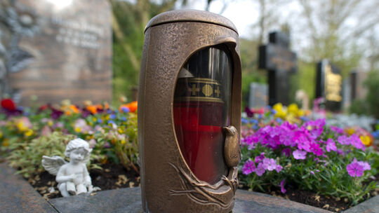 Diebe haben es auf Friedhöfen im Kreis Neuwied auf bronzene Grablichter abgesehen. (Symbolfoto)