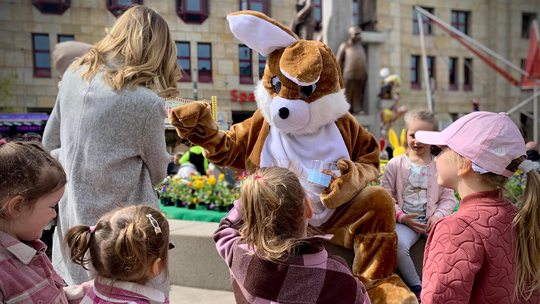 ,,Hasi" der Osterhase begrüßt Kinder auf dem Kornmarkt.